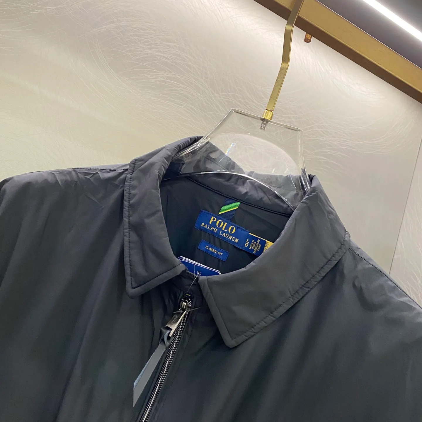 P370 Ralph Lauren classic solid color LOGO embroidered jacket. Original customer-supplied high-quality fabric. Ingredients: 100% T. Added three-proof technology. Windproof, waterproof and anti-fouling. The fabric is added with glue technology. The fabric surface is smooth, crisp and stylish. This style of clothing seems simple and unremarkable, but the workmanship is complex. There are many details. The small lanyard design of the inner pocket also achieves the same details as the original version. The hem and cuff threads are imported high-density high-speed threading machine. The overall tightness and style The pony embroidery on the chest is embroidered with an imported Behringer embroidery machine. The smaller the pattern, the smaller the pattern. It seems simple but is actually complicated! The ropes of the pony, the sticks and the contours of the horse all like the configuration of the embroidery machine. They are simple but not simple. They are made by foreign trade factories. The pockets are opened using a professional template machine. Small details such as threads are manually marked to ensure delivery quality that is unmatched by small workshops. Full clothing accessories and hardware, molded LOGO zipper pullers and horn buckle side LOGOs all require extremely high molds to achieve the effect. The leather head of the zipper puller is made of imported cowhide, which is soft and durable. Color: black (gray embroidery, black slider), dark blue (khaki embroidery, khaki slider)
